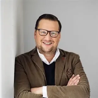 <p style="text-align:center;"><a href="/experten/lars-laschinski-lokal-fahrgastfernsehen.html"><strong>Lars Laschinski</strong></a><br>Lokal- & Fahrgastfernsehen</p>