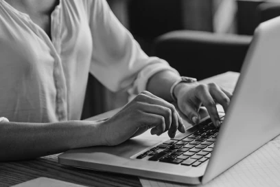 <p style="text-align:center;">Leistungspaket 1: <br><strong>Weiterbildung „KI-Prompter“(IHK)</strong></p>