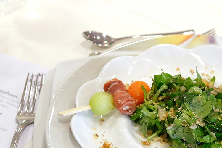 <p style="text-align:center;"><strong>Etikette-Dinner – Paket</strong><br>„Optima(h)l zu Tisch“</p>